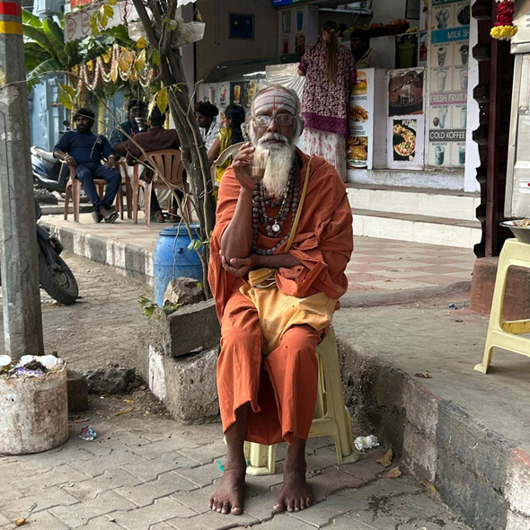 Anziano lungo una strada in India